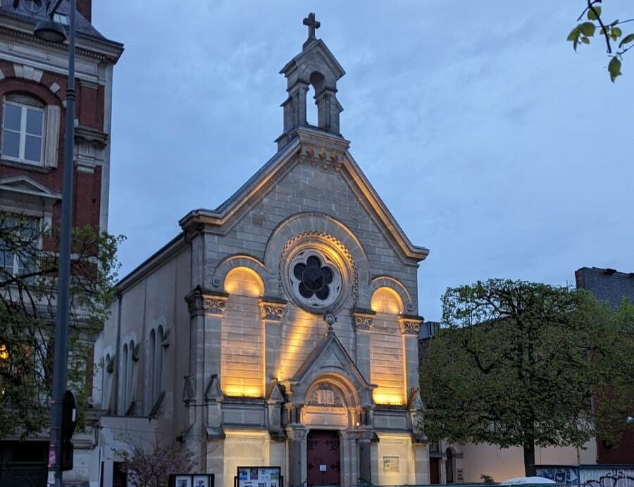 Temple éclairé à la tombée de la nuit