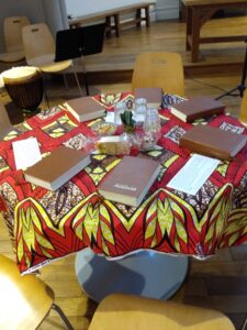 Une table avec des gâteaux apéritifs et des Bibles