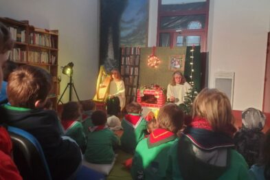 Des scouts, vus de dos, en train d'assister au 