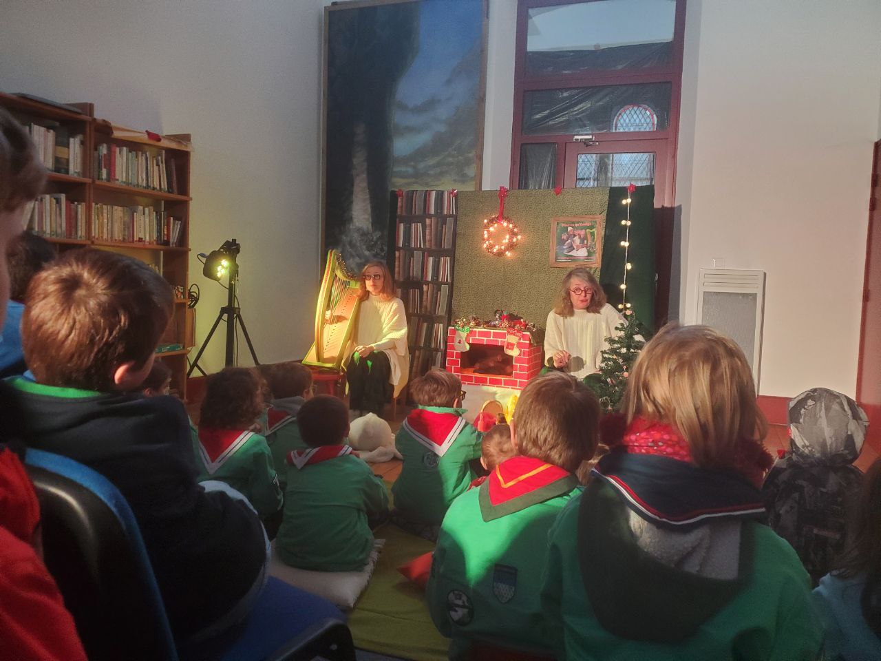 Des scouts, vus de dos, en train d'assister au 