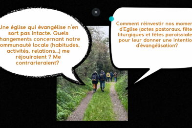 L'équipe Manré arpentant un chemin dans la nature. Une bulle de bande dessinée avec le texte: