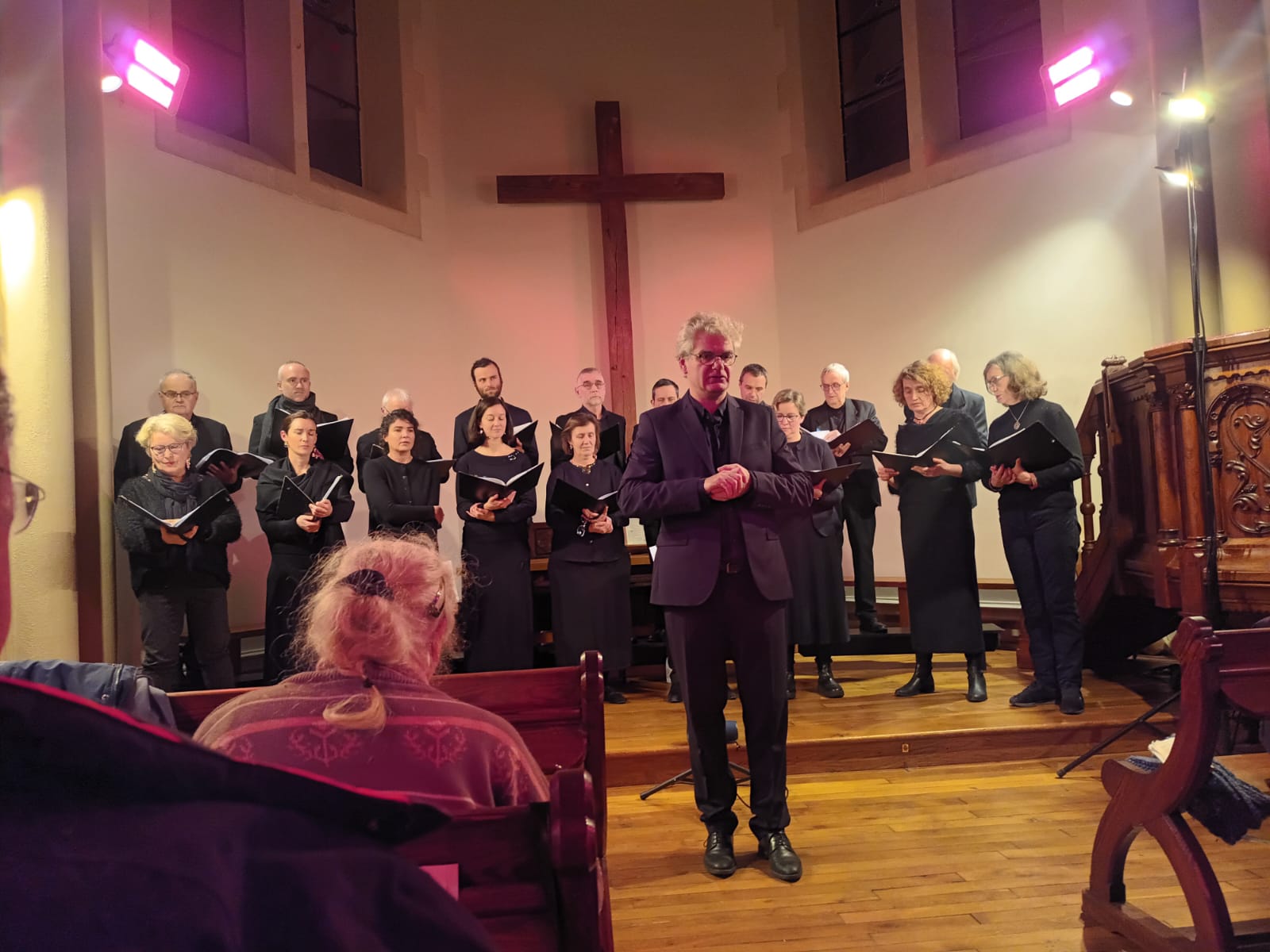 Les chanteurs et chanteuses de l'ensemble vocal Résonnance en tenue noir dans le choeur du temple lors du concert du 26 janvier 2025.