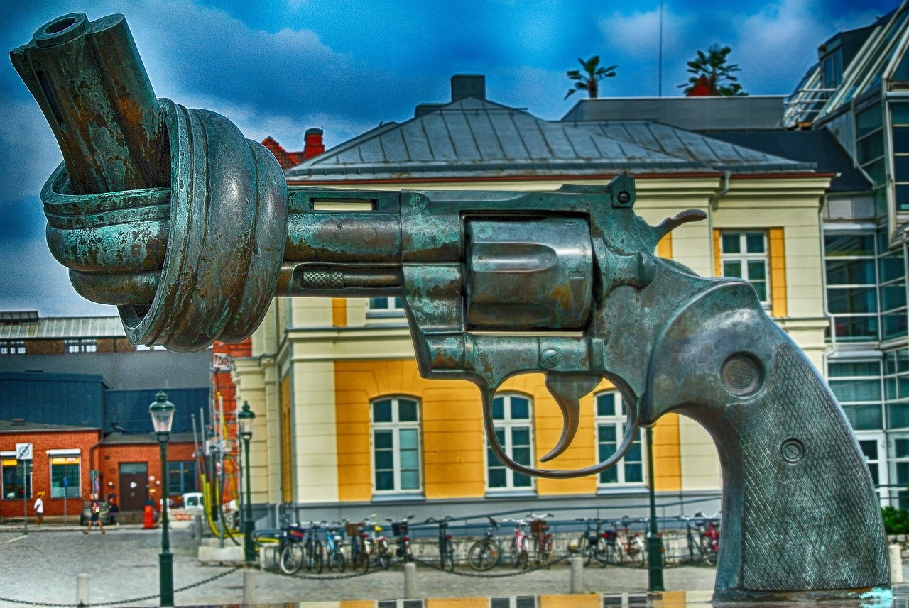 Une statue d'un revolver géant dont le metal du canon forme un noeud, rendant ainsi le revolver inutilisable à jamais