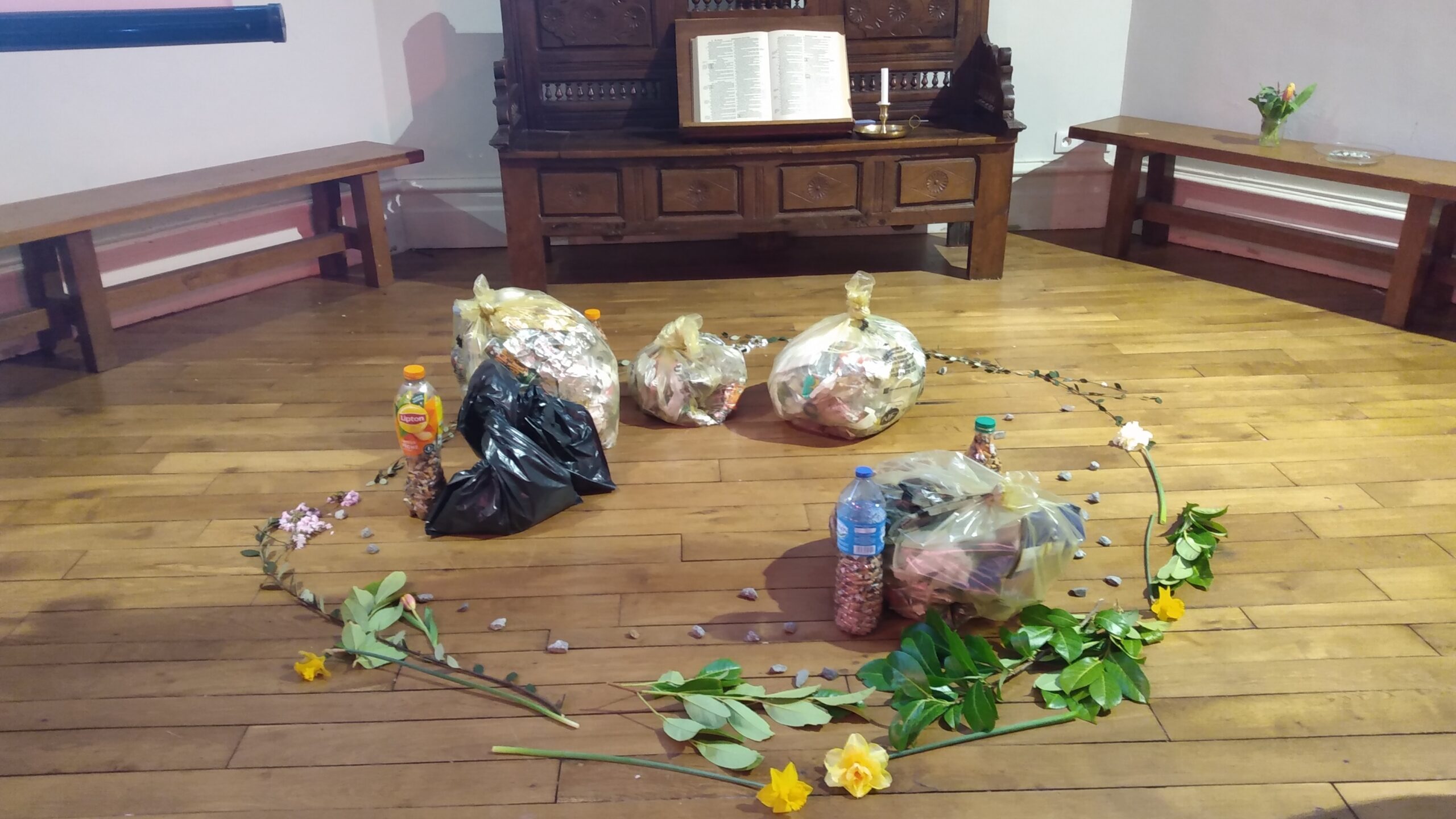 Sacs de déchets dépossé dans le choeur du temple, devant la croix