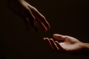 Deu. x mains tendus l'une vers l'autre