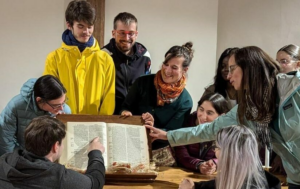 Plusieurs participants du groupe Soif de Sens réunit dans la salle de culte du temple autour de la Bible posée sur la table de communion.