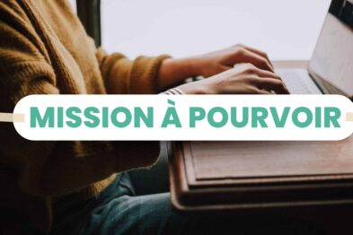 Une personne devant un PC portable
