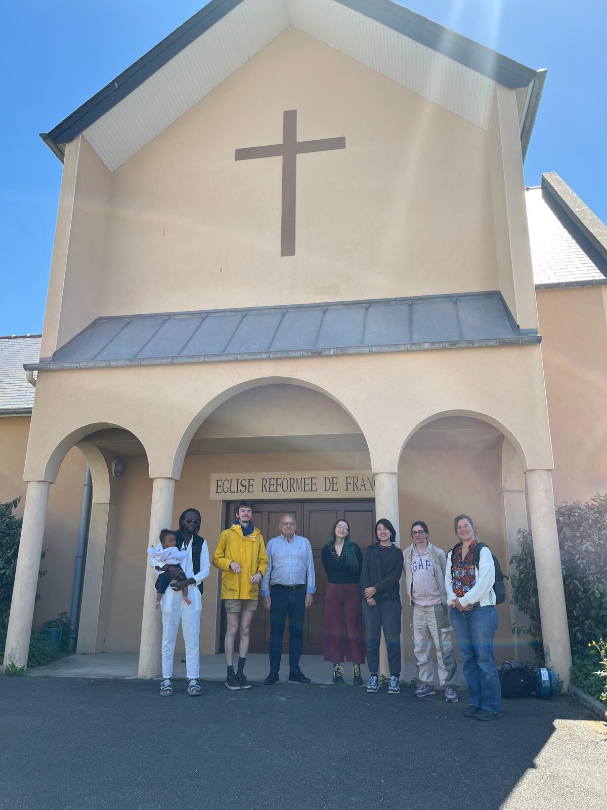 Les participants au weekend devant le temple de Saint-Malo