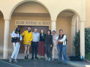 Les participants au weekend devant le temple de Saint-Malo.