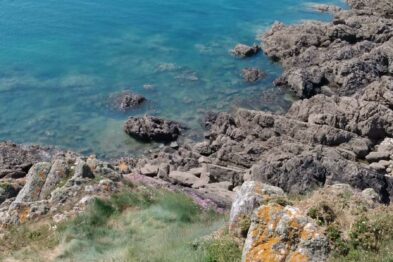 Mer turquoise et rochers