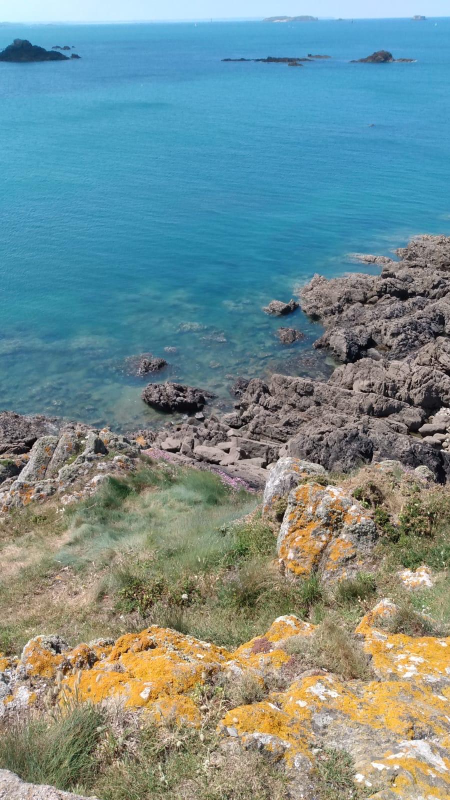 Mer turquoise et rochers