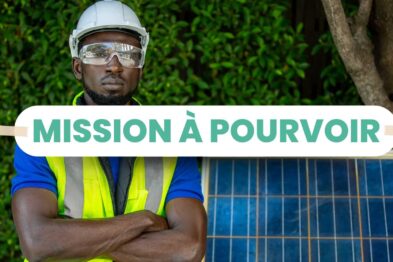 Illustration ouvrier près d’un panneau solaire