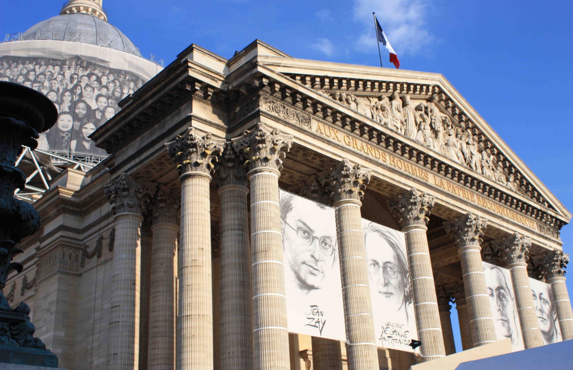 Façade de l'assemblée nationale avec les portrait de Jean Zay, Germaine Tillion, Geneviève de Gaulle-Anthonioz, Pierre Brossolette