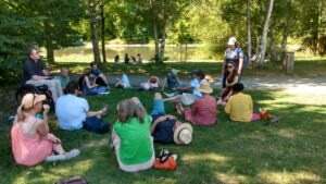 Le groupe de paroisiens assis dans l'herbe au parc des Gayeulles