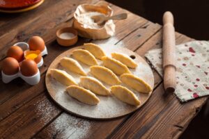 Des biscuits en train d'être péparés