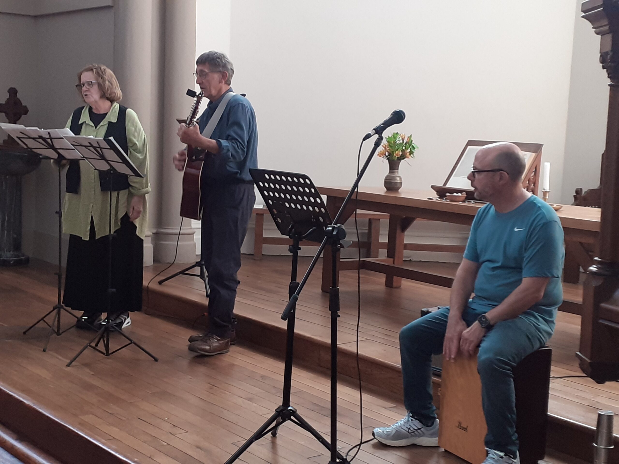 Mary and Graham (voice and guitar) – David (Cajón and percussion)
