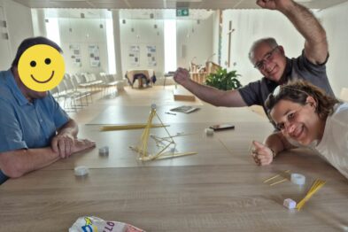 Erik, Hervé et Claire lors d'une activité à base de chamallow et spaghetti.