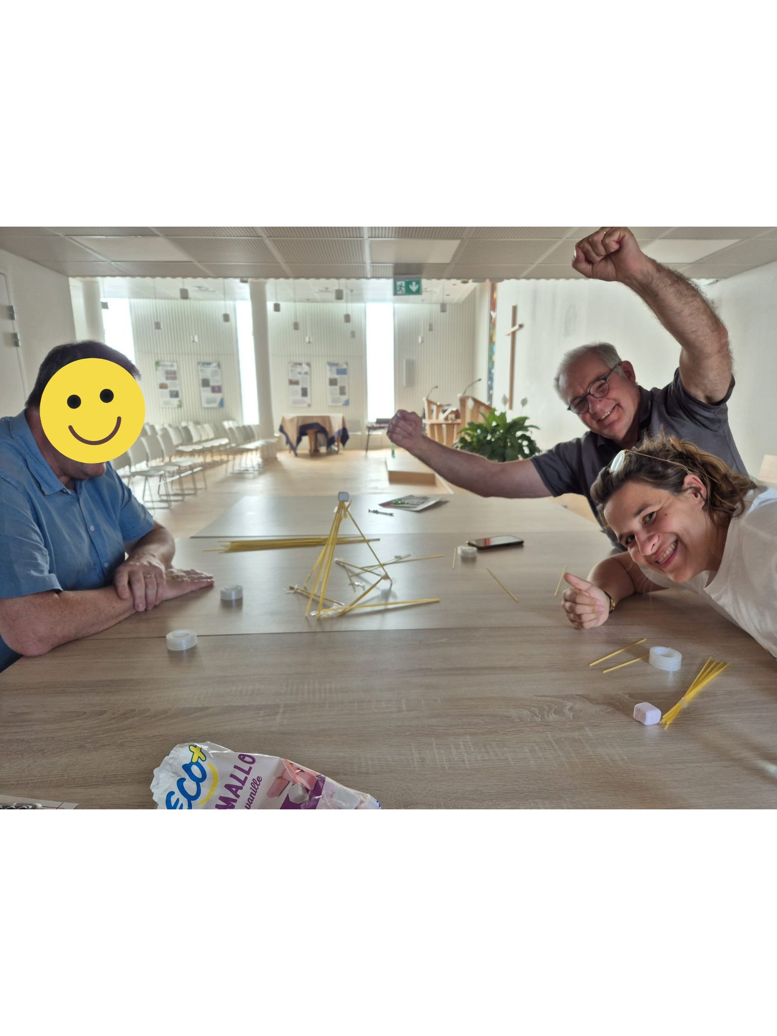 Erik, Hervé et Claire lors d'une activité à base de chamallow et spaghetti.