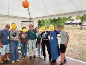 Photos de groupe avec Claire, Deborah et Martin de la paroisse de Rennes