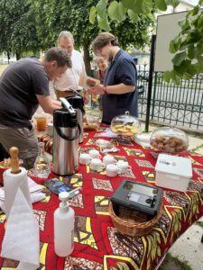 La "terrasse" installée sur le parvis du temple.