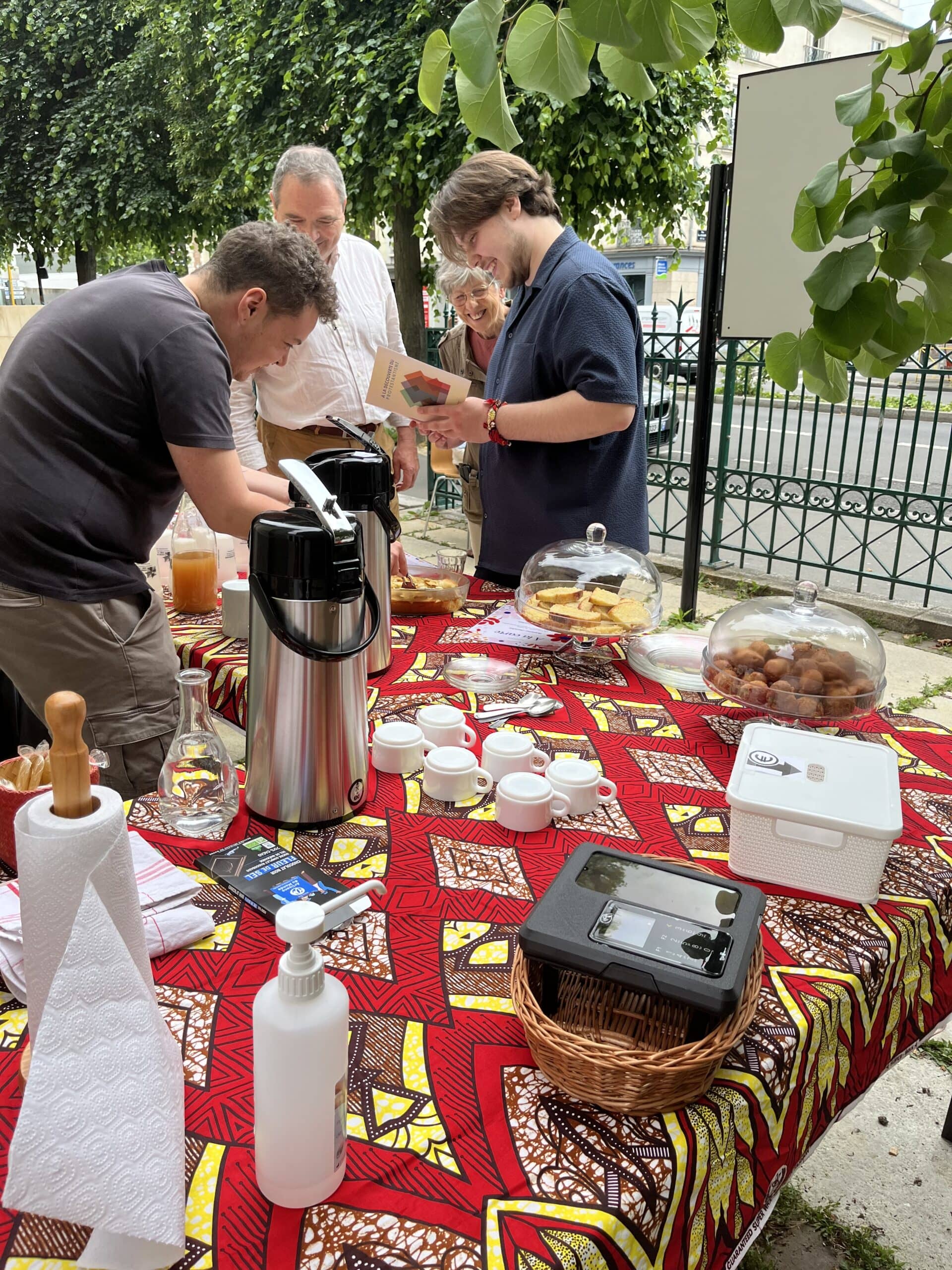 La "terrasse" installée sur le parvis du temple.