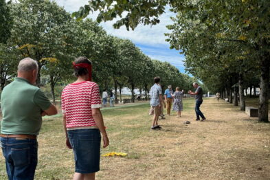 Les membres du CP et de l'équipe Mamré en train de faire une activité en extérieur lors de la visite apprenante à Vannes