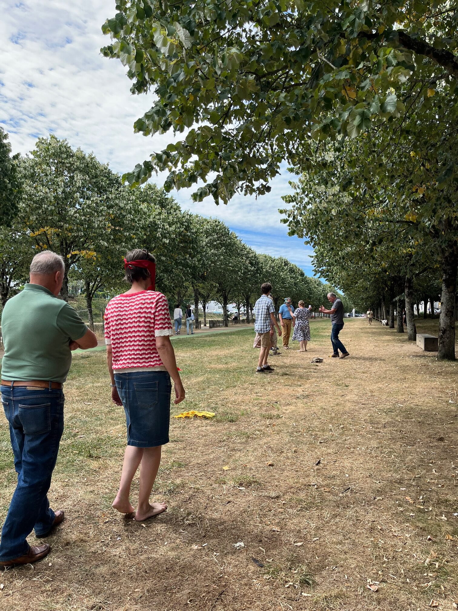 Les membres du CP et de l'équipe Mamré en train de faire une activité en extérieur lors de la visite apprenante à Vannes