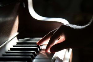 Une personne jouant du piano