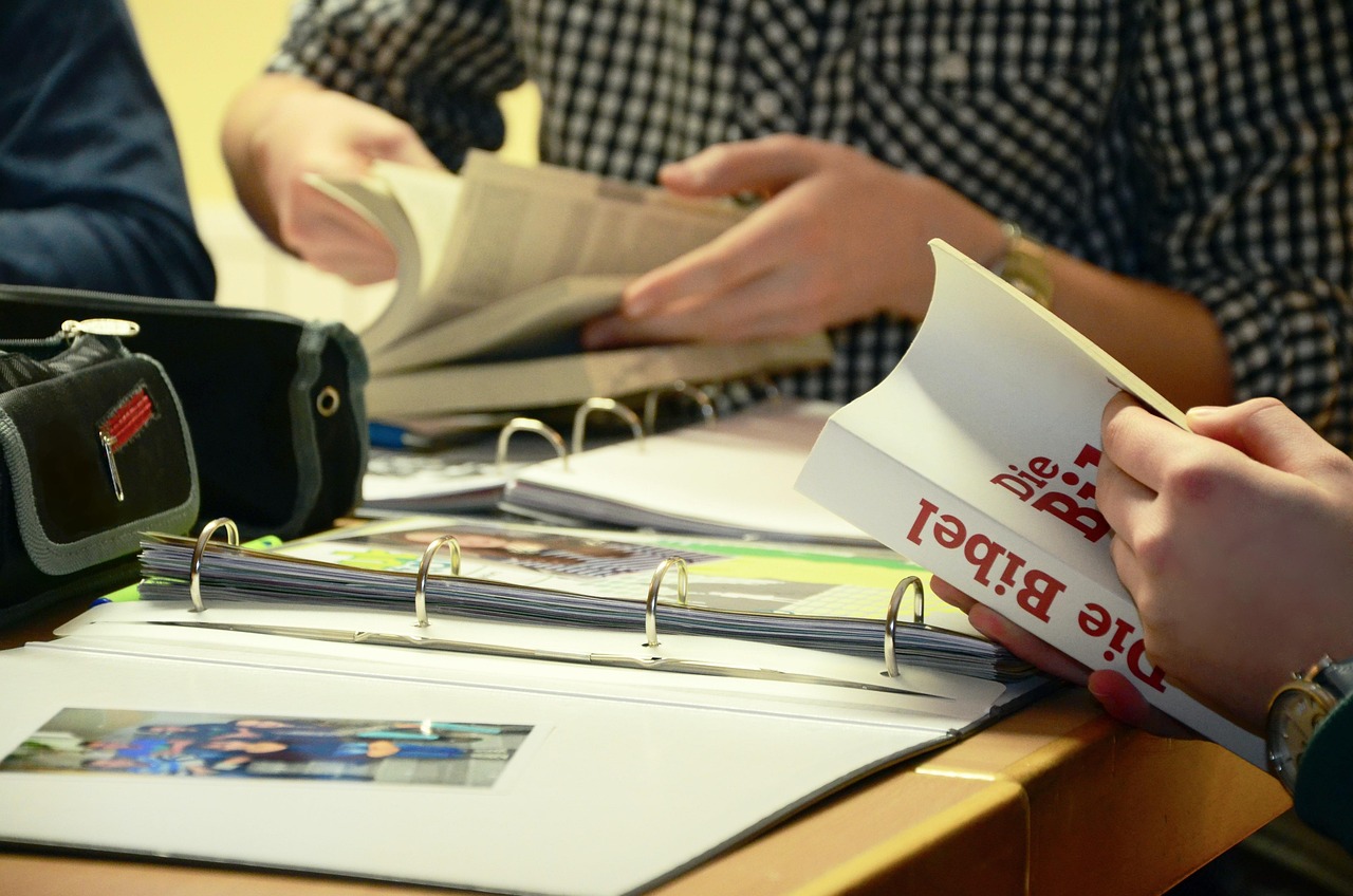 Des personnes étudiant la Bible