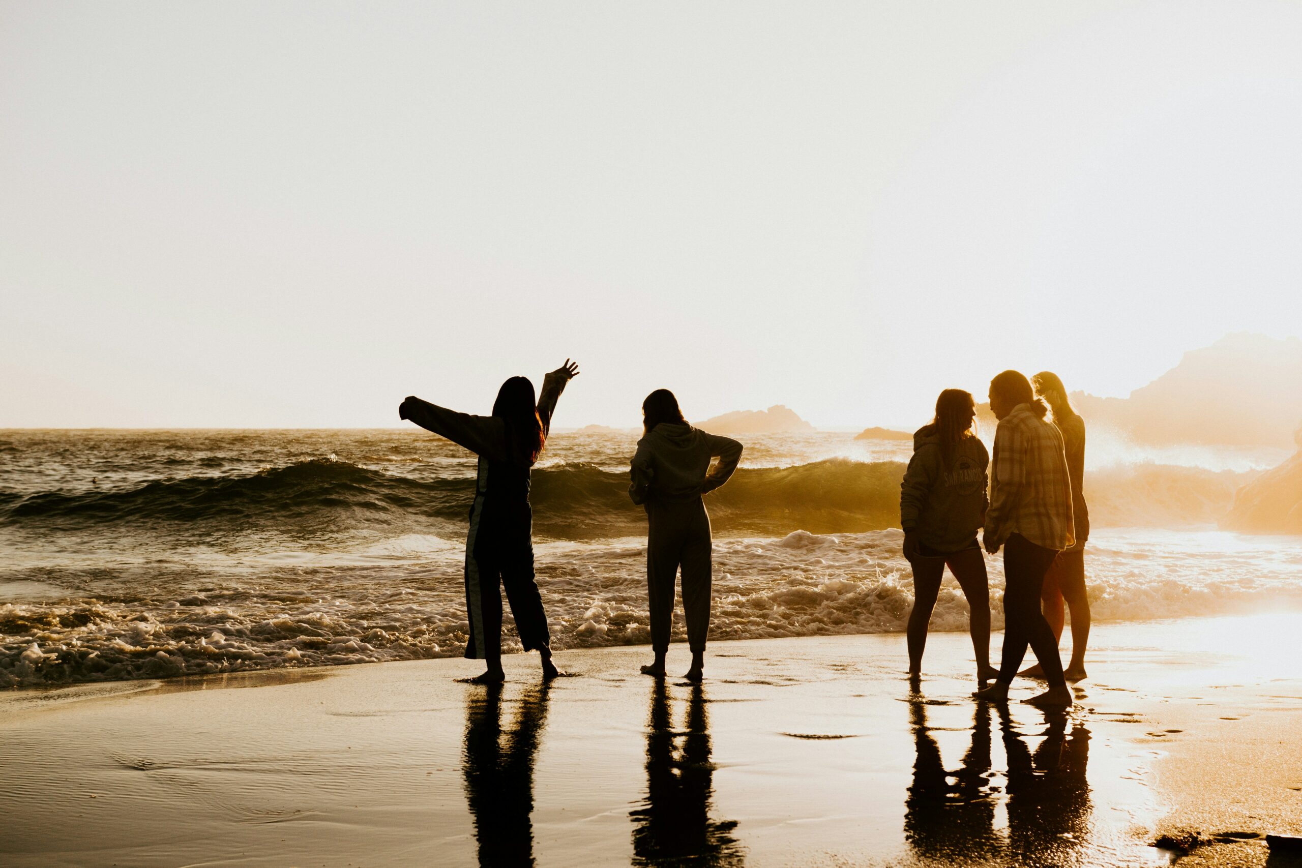 Cinq personnes sur lz plage