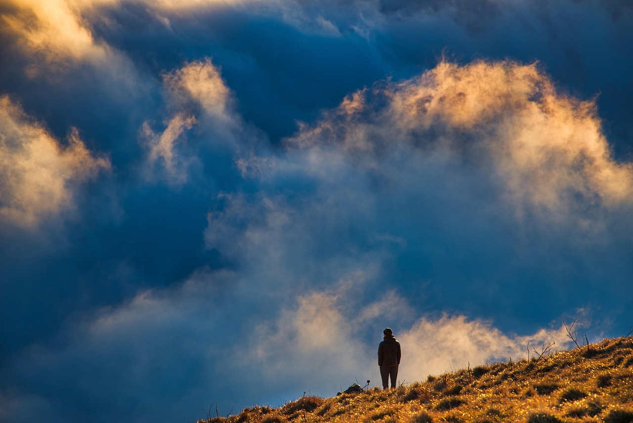 Un homme contemplant le ciel