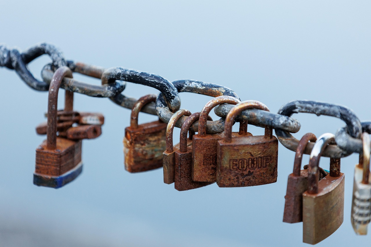 Une chaïne avec plusieurs cadenas