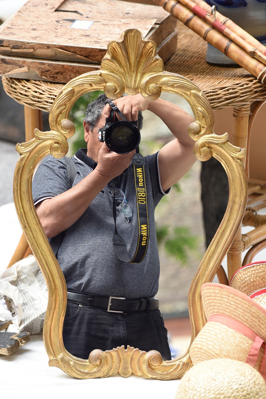 Un homme dans un cadre photo en train de prendre une photographie