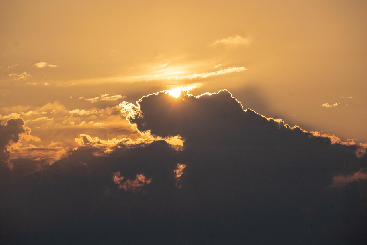 Le lever du soleil à travers les nuages