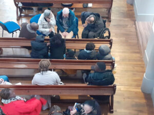 Discussion en petit groupes dans la salle de culte.