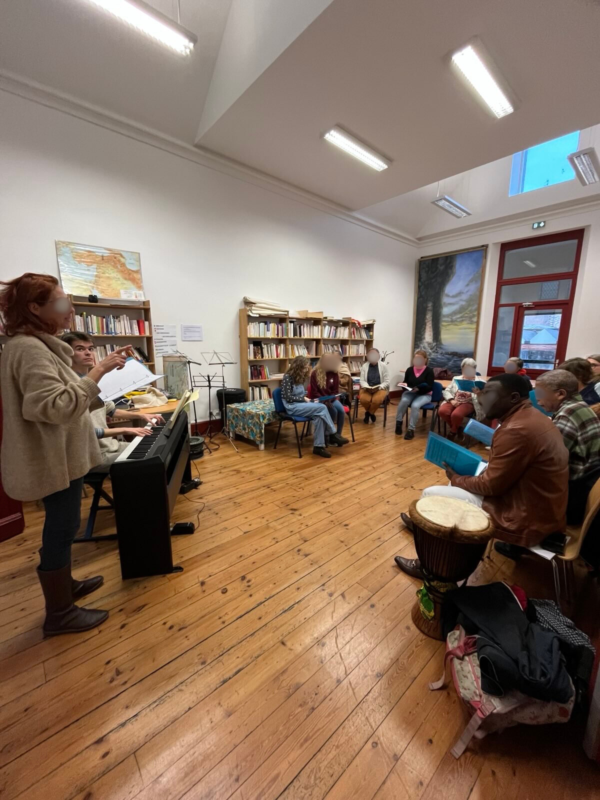 La chorale en train de répéter dans la bibliothéque du temple.