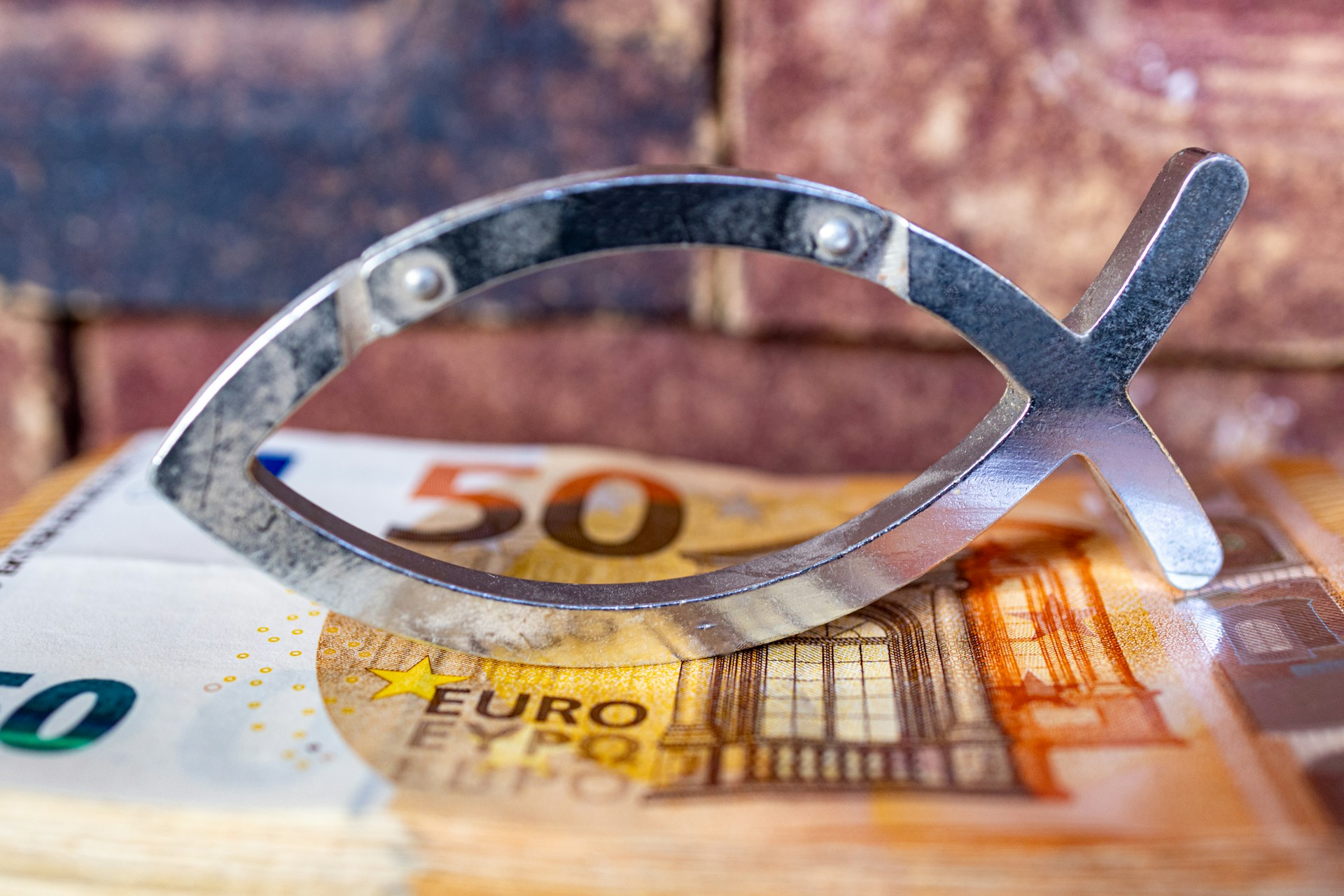 Un poisson en métal sur un billet de 50 euros.