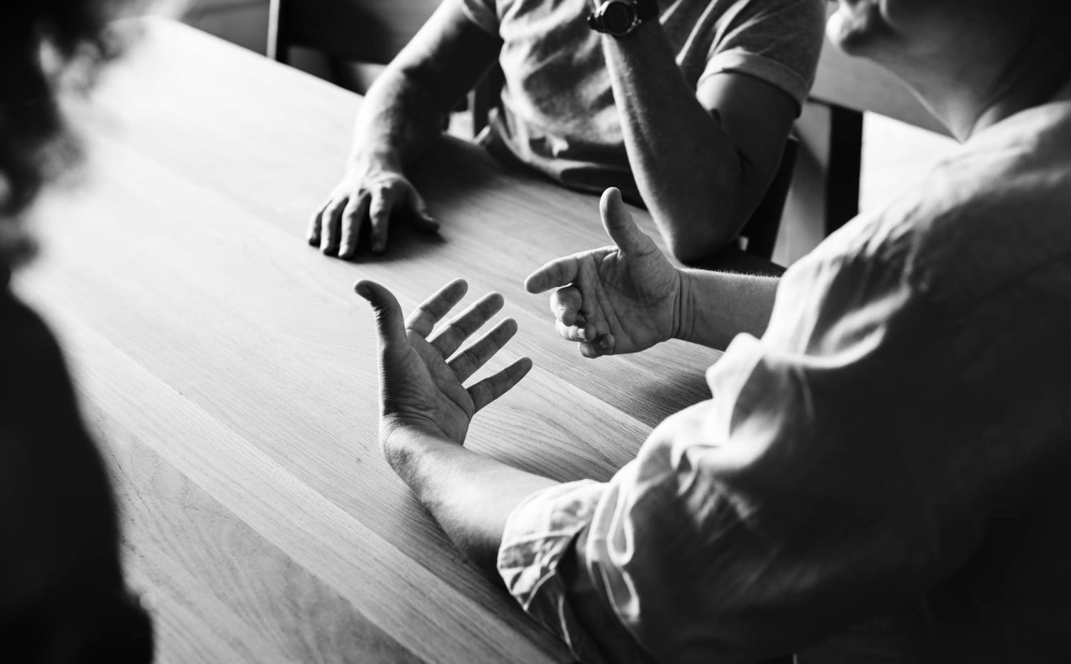 Mains faisant un geste explicatif