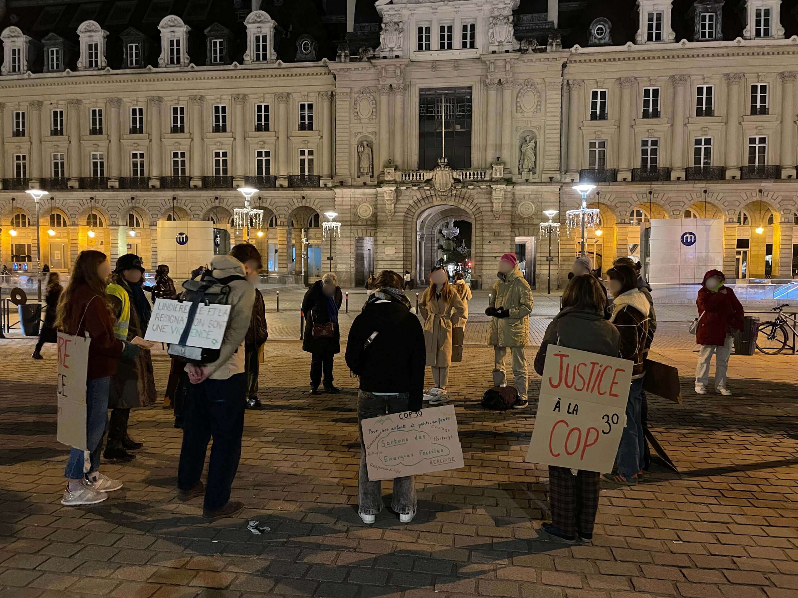 Cercle de silence le 18 novembre 2025, place de la République à Rennes