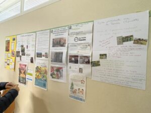 Mur d'affiches présentant les differentes actions des groupes Eglise Verte