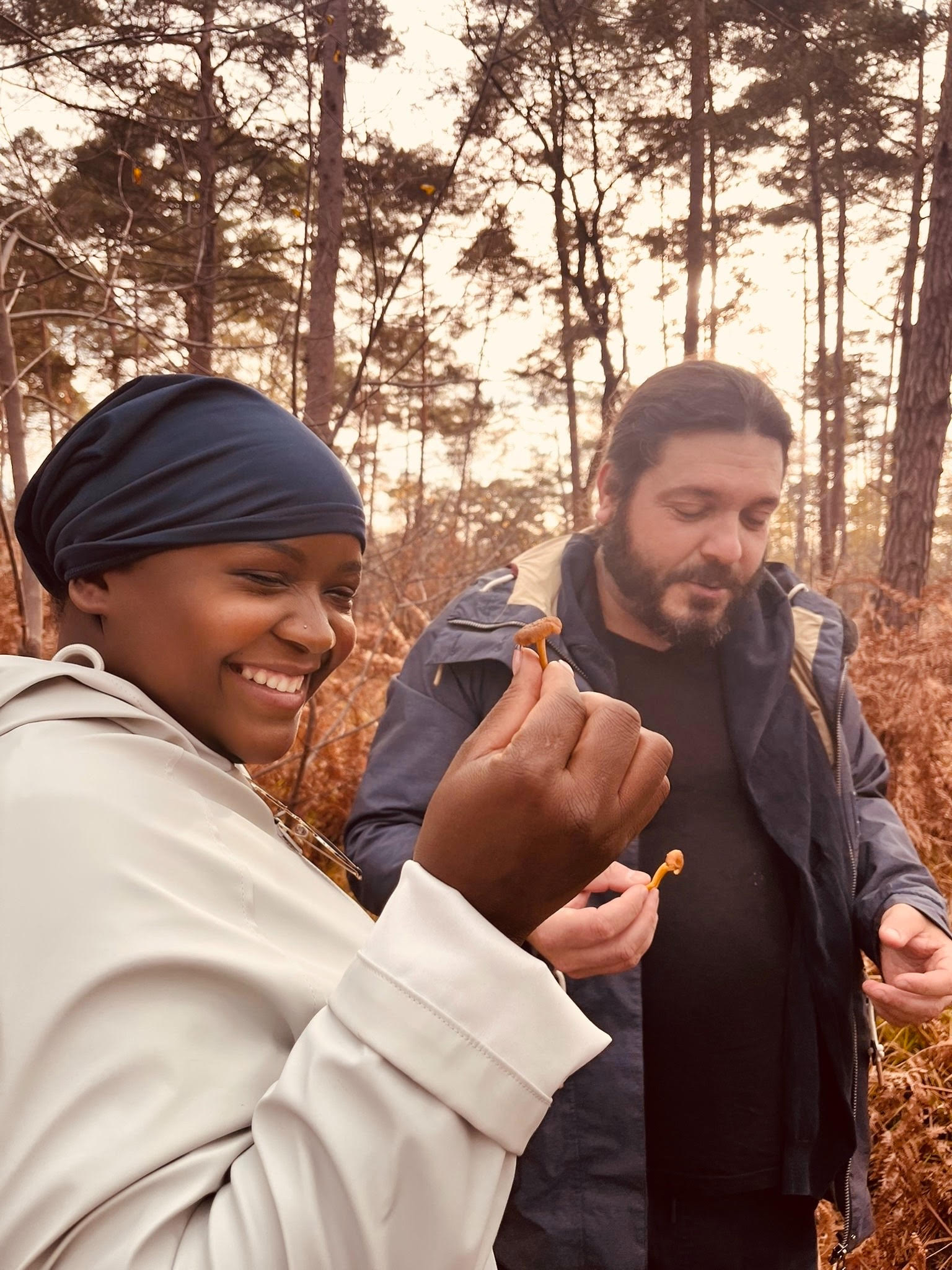 Emilia cueillant un chamignon