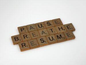 Piéces de Scrabble formant les mots anglais: "Pause", "Breathe" et "resume