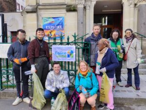 Photo de groupe prise devant le temple avant le ramassage.