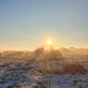 Lever de soleil sur la plaine enneigée