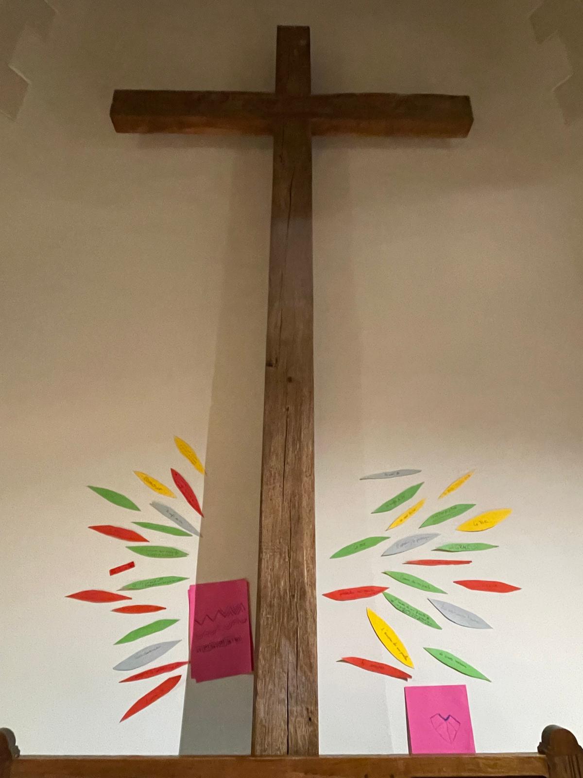 La croix entouré de pétale préparés pendant le culte