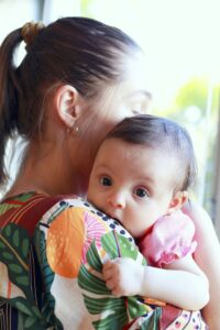 Une femme serrant son enfant contre sa poitrine