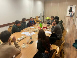 Le collectif Lutte & Contemplation de Rennes en pleine réflexion au temple.