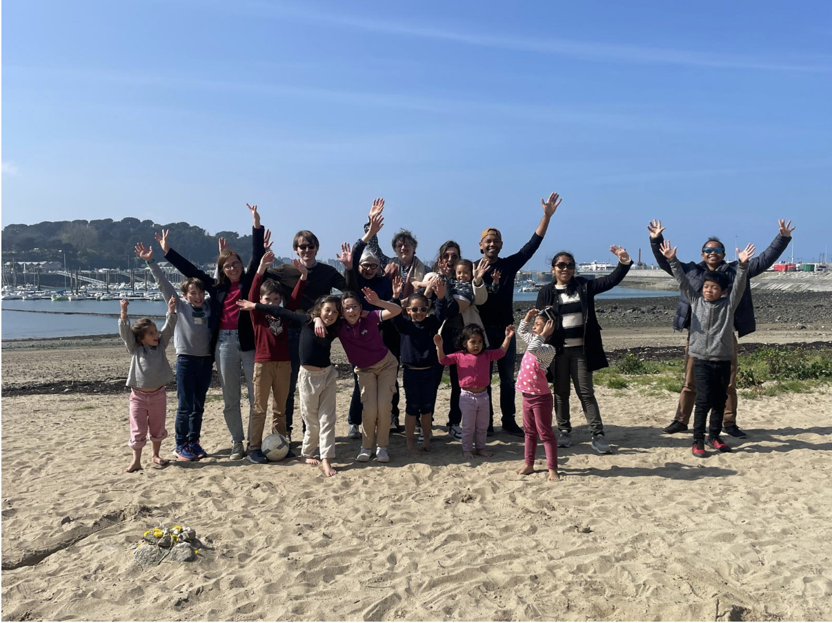 Le groupe famille sur la plage à Saint-Malo