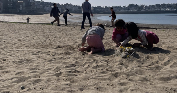 Les enfants jouant sur la plage