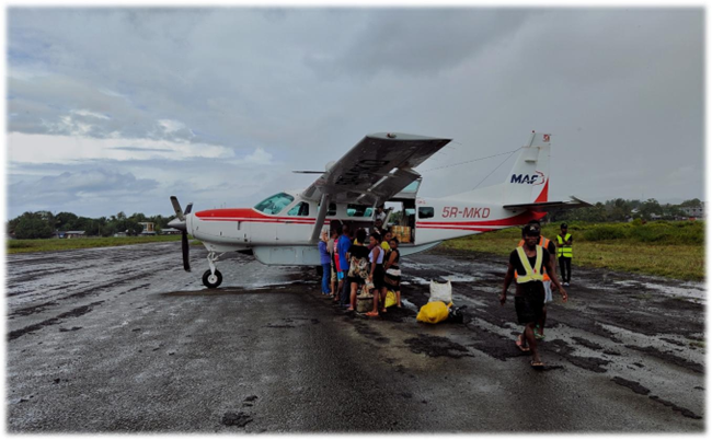 Embarquement dans un avion de la MAF